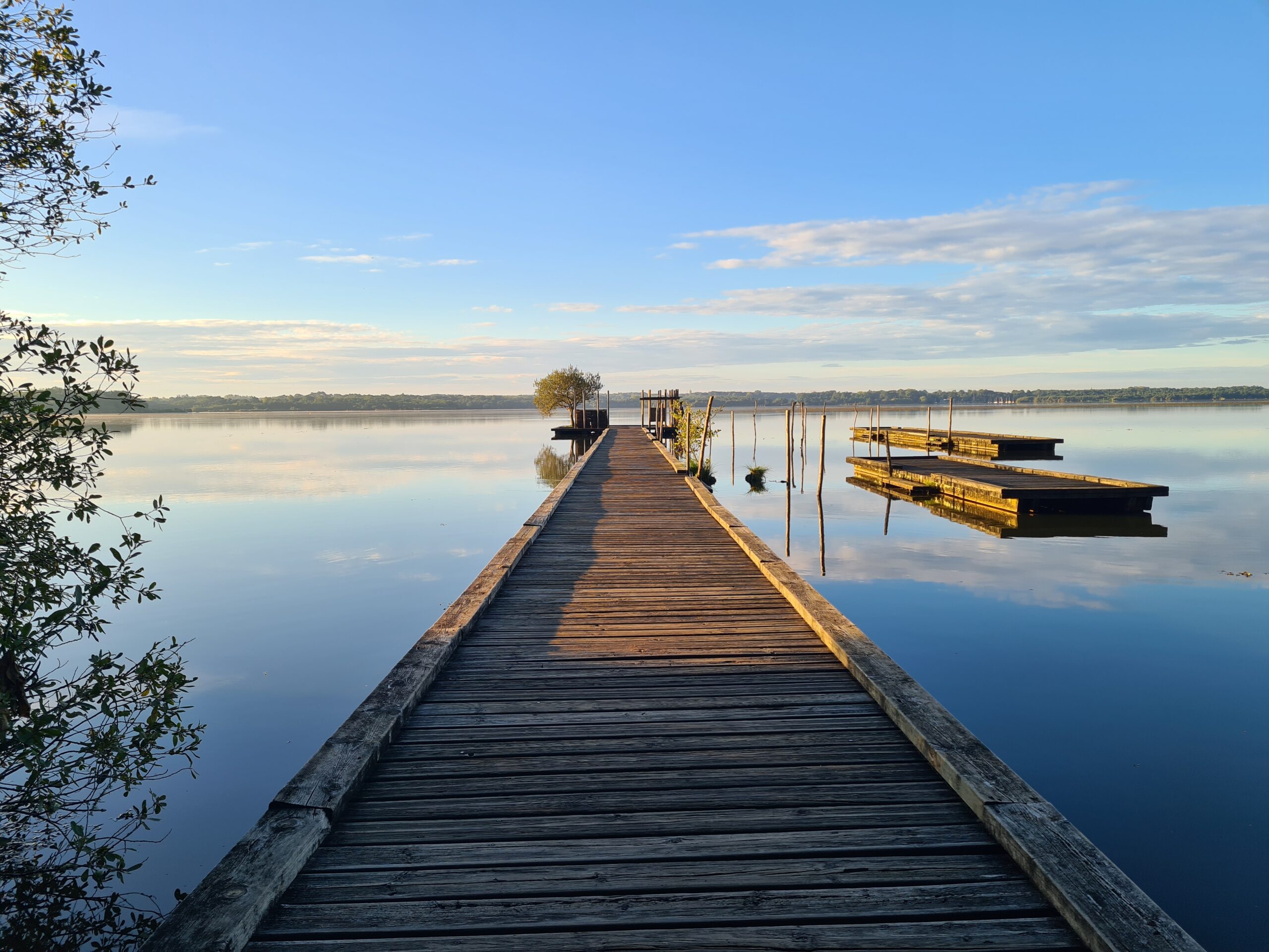 Ponton du lac d'azur dans le sud ouest de la france